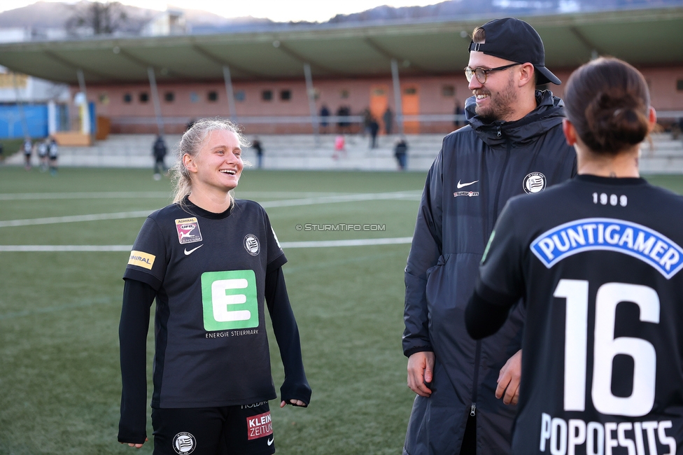 Sturm Damen - Suedburgenland Hartberg
OEFB Frauen Bundesliga, 13. Runde, SK Sturm Graz Damen - SpG Suedburgenland TSV Hartberg, Koralmstadion Deutschlandsberg, 23.11.2025. 

Foto zeigt Sandra Jakobsen (Sturm Damen), Jakob Gschwandner (Assistenztrainer Sturm Damen) und Linda Popofsits (Sturm Damen)
