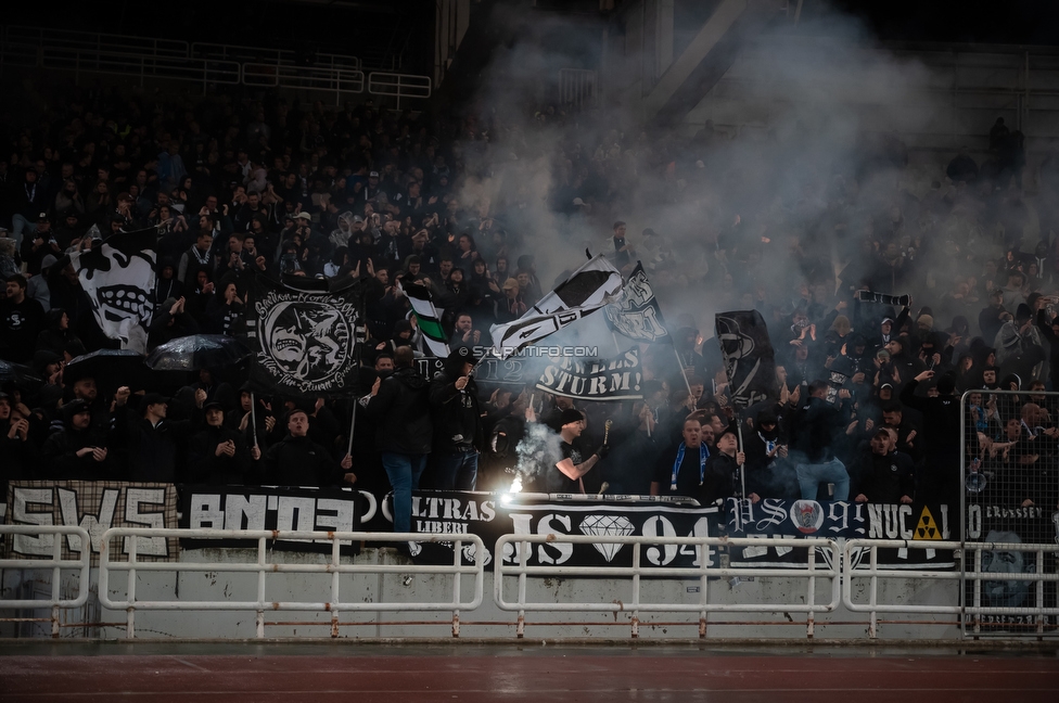 Panathinaikos - Sturm Graz
UEFA Europa League Gruppenphase 5. Spieltag, FC Panathinaikos - SK Sturm Graz, Olympiastadion Athen, 27.11.2025. 

Foto zeigt Fans von Sturm
Schlüsselwörter: pyrotechnik