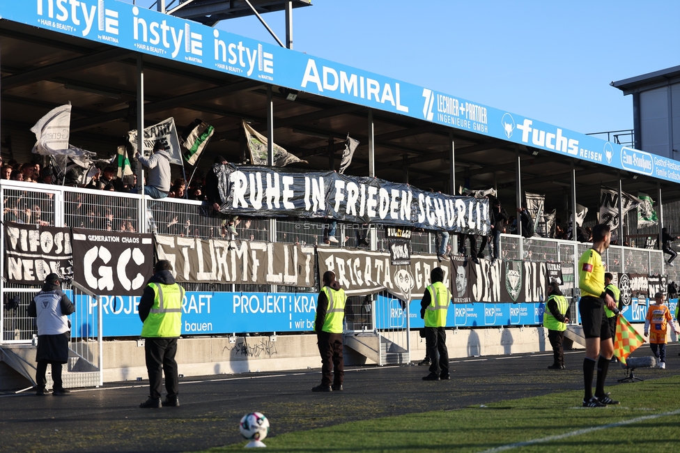 Hartberg - Sturm Graz
Oesterreichische Fussball Bundesliga, 15. Runde, TSV Hartberg - SK Sturm Graz, PROfertil Arena Hartberg, 30.11.2025. 

Foto zeigt Fans von Sturm mit einem Spruchband
