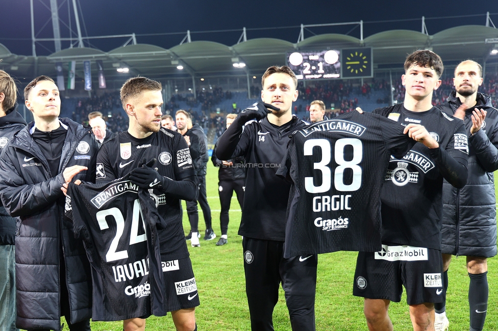 Sturm Graz - GAK
Oesterreichische Fussball Bundesliga, 16. Runde, SK Sturm Graz - Grazer AK, Stadion Liebenau Graz, 07.12.2025. 

Foto zeigt Tomi Horvat (Sturm), Kristjan Bendra (Sturm) und Arjan Malic (Sturm) mit Trikots von Dimitri Lavalee (Sturm) und Leon Grgic (Sturm)
