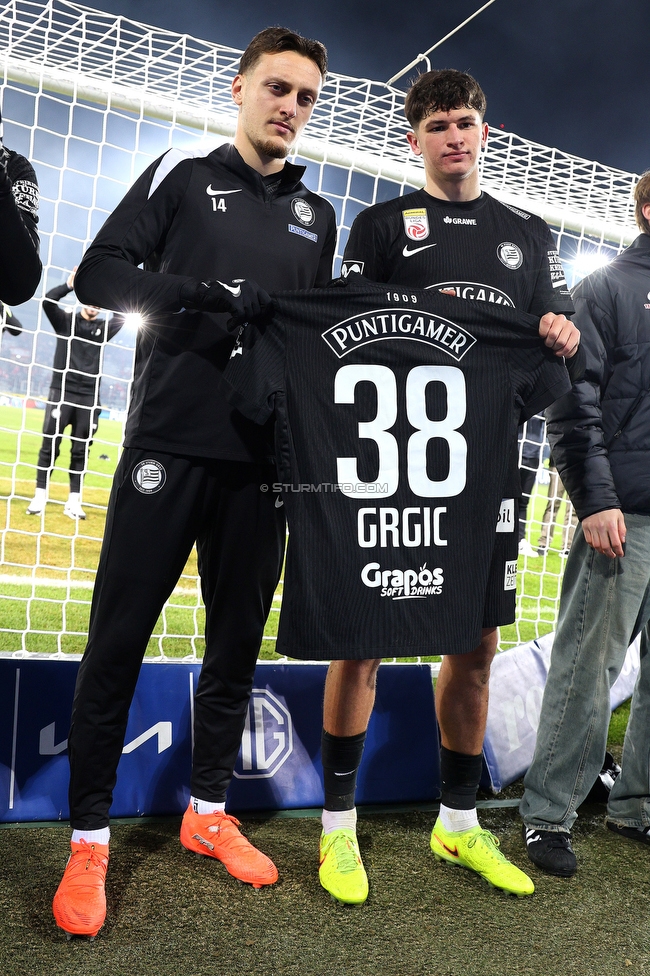 Sturm Graz - GAK
Oesterreichische Fussball Bundesliga, 16. Runde, SK Sturm Graz - Grazer AK, Stadion Liebenau Graz, 07.12.2025. 

Foto zeigt Kristjan Bendra (Sturm) und Arjan Malic (Sturm) mit dem Trikot von Leon Grgic (Sturm)
