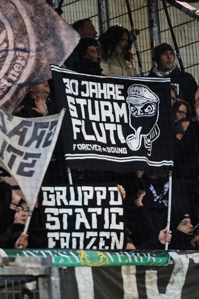Altach - Sturm Graz
OEFB Cup, Viertelfinale, SC Rheindorf Altach - SK Sturm Graz, Stadion Schnabelholz Altach, 01.02.2026. Foto zeigt Fans von Sturm
Schlüsselwörter: sturmflut