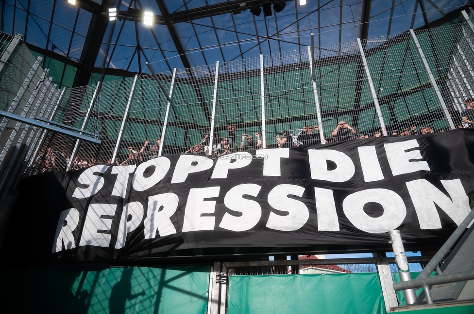 Rapid Wien - Sturm Graz
Oesterreichische Fussball Bundesliga, 25. Runde, SK Rapid Wien - SK Sturm Graz, Franz Horr Stadion Wien, 05.04.2026.Foto zeigt Fans von Sturm mit einem Spruchband
Schlüsselwörter: repression