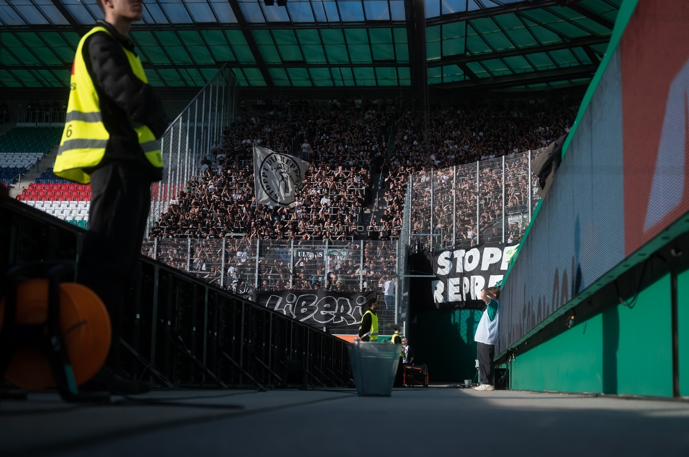 Rapid Wien - Sturm Graz
Oesterreichische Fussball Bundesliga, 25. Runde, SK Rapid Wien - SK Sturm Graz, Franz Horr Stadion Wien, 05.04.2026.Foto zeigt Fans von Sturm
Schlüsselwörter: repression