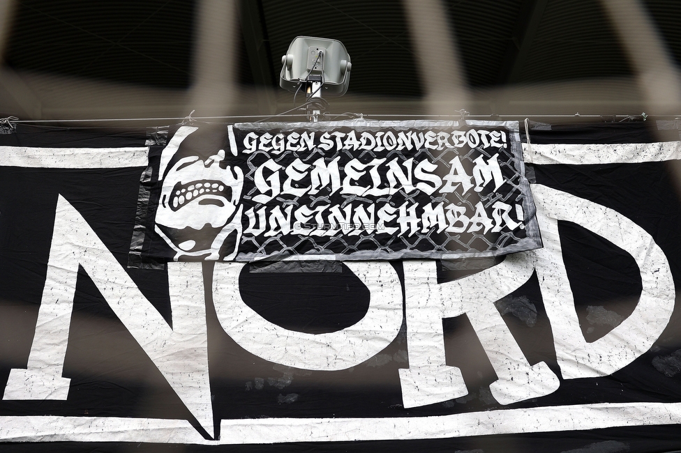 Sturm Graz - Hartberg
Oesterreichische Fussball Bundesliga, 26. Runde, SK Sturm Graz - TSV Hartberg, Stadion Graz-Liebenau, 12.04.2026. Foto zeigt Fans von Sturm mit einer Zaunfahne
Schlüsselwörter: bastion