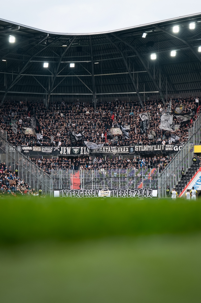 LASK - Sturm Graz
Oesterreichische Fussball Bundesliga, 27. Runde, LASK - SK Sturm Graz, Arena Linz, 19.04.2026.

Foto zeigt Fans von Sturm
