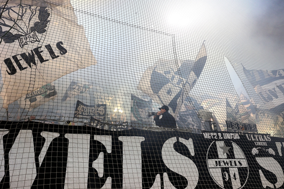 Sturm Graz - LASK
Oesterreichische Fussball Bundesliga, 28. Runde, SK Sturm Graz - LASK, Stadion Graz-Liebenau, 22.04.2026. 

Foto zeigt Fans von Sturm mit Pyrotechnik
Schlüsselwörter: jewels