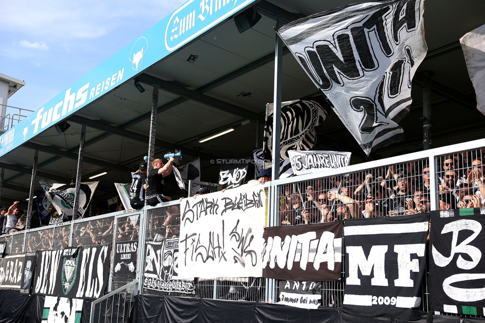 Hartberg - Sturm Graz
Oesterreichische Fussball Bundesliga, 31. Runde, TSV Hartberg - SK Sturm Graz, Profertil Arena Hartberg, 10.05.2026. Foto zeigt Fans von Sturm mit einem Spruchband
