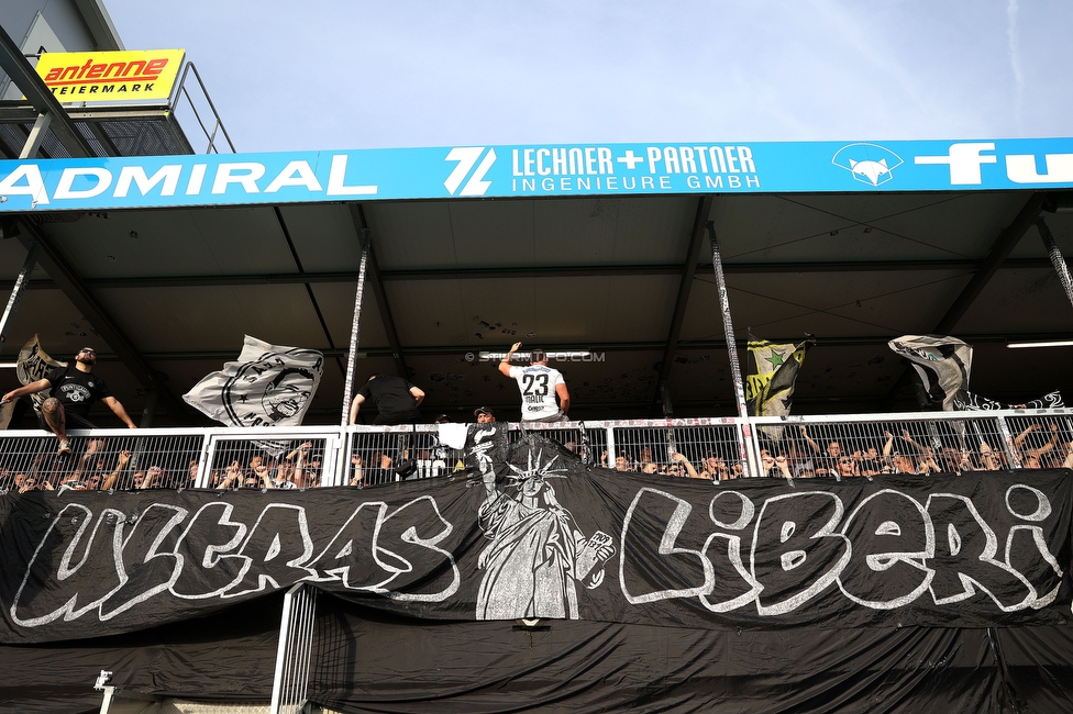 Hartberg - Sturm Graz
Oesterreichische Fussball Bundesliga, 31. Runde, TSV Hartberg - SK Sturm Graz, Profertil Arena Hartberg, 10.05.2026. Foto zeigt Fans von Sturm mit einem Spruchband

