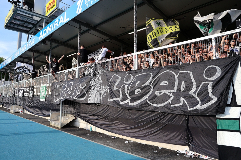 Hartberg - Sturm Graz
Oesterreichische Fussball Bundesliga, 31. Runde, TSV Hartberg - SK Sturm Graz, Profertil Arena Hartberg, 10.05.2026. Foto zeigt Fans von Sturm mit einem Spruchband
