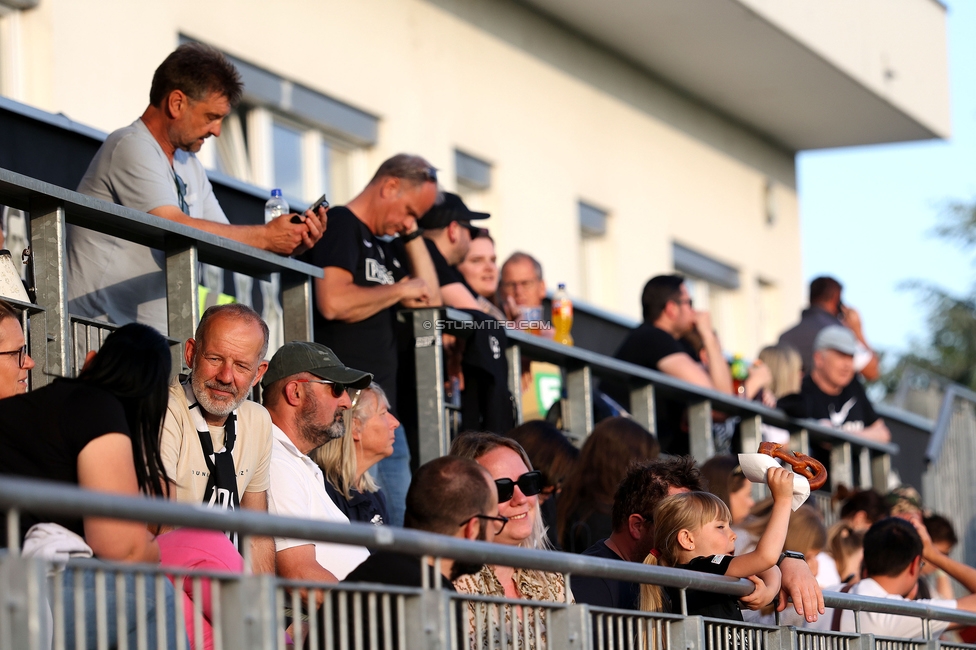 Sturm Damen - St. Poelten
OEFB Frauen Bundesliga, Meistergruppe - 5. Runde, SK Sturm Graz Damen - SKN St. Poelten, Trainingszentrum Messendorf, 22.05.2026. Foto zeigt Fans von Sturm
