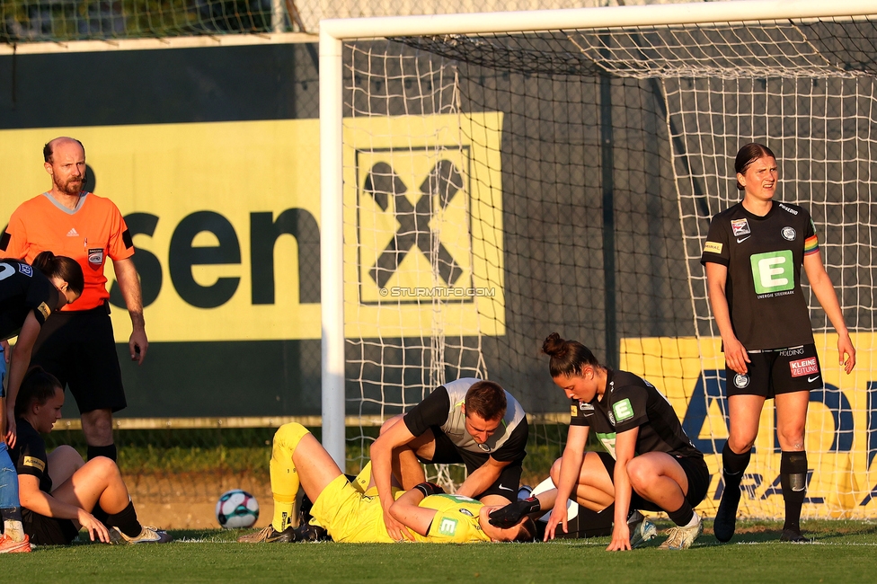 Sturm Damen - St. Poelten
OEFB Frauen Bundesliga, Meistergruppe - 5. Runde, SK Sturm Graz Damen - SKN St. Poelten, Trainingszentrum Messendorf, 22.05.2026. Foto zeigt Melania Pasar (Sturm Damen) und Fabio Ronchetti (Physiotherapeut Sturm Graz)
