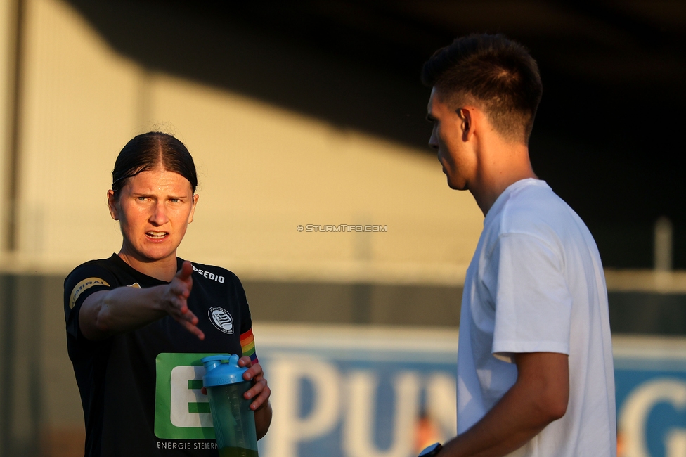 Sturm Damen - St. Poelten
OEFB Frauen Bundesliga, Meistergruppe - 5. Runde, SK Sturm Graz Damen - SKN St. Poelten, Trainingszentrum Messendorf, 22.05.2026. Foto zeigt Sophie Maierhofer (Sturm Damen) und Tode Djakovic (Cheftrainer Sturm Damen)
