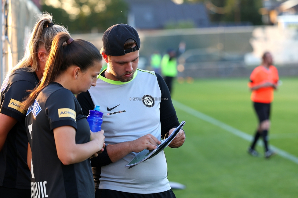 Sturm Damen - St. Poelten
OEFB Frauen Bundesliga, Meistergruppe - 5. Runde, SK Sturm Graz Damen - SKN St. Poelten, Trainingszentrum Messendorf, 22.05.2026. Foto zeigt Ruzica Krajinovic (Sturm Damen) und Jakob Gschwandner (Assistenztrainer Sturm Damen)
