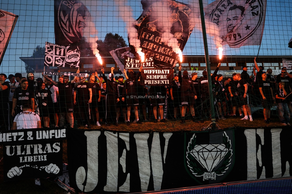 Seekirchen - Sturm Graz
OEFB Cup 1. Runde, SV Seekirchen - SK Sturm Graz, Sportzentrum Aug, Seekirchen am Wallersee, 24.07.2026. Foto zeigt Fans von Sturm mit Pyrotechnik
