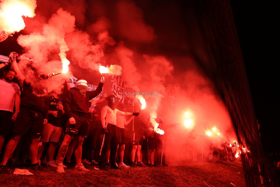 Seekirchen - Sturm Graz
OEFB Cup 1. Runde, SV Seekirchen - SK Sturm Graz, Sportzentrum Aug, Seekirchen am Wallersee, 24.07.2026. Foto zeigt Fans von Sturm mit Pyrotechnik
