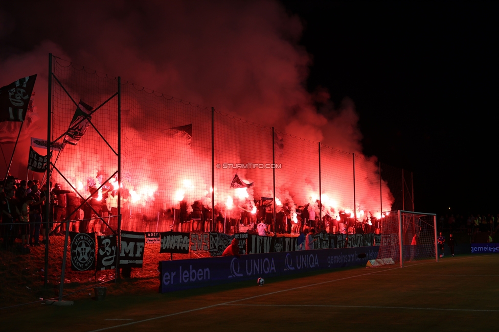 Seekirchen - Sturm Graz
OEFB Cup 1. Runde, SV Seekirchen - SK Sturm Graz, Sportzentrum Aug, Seekirchen am Wallersee, 24.07.2026. Foto zeigt Fans von Sturm mit Pyrotechnik
