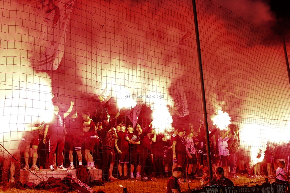 Seekirchen - Sturm Graz
OEFB Cup 1. Runde, SV Seekirchen - SK Sturm Graz, Sportzentrum Aug, Seekirchen am Wallersee, 24.07.2026. Foto zeigt Fans von Sturm mit Pyrotechnik
