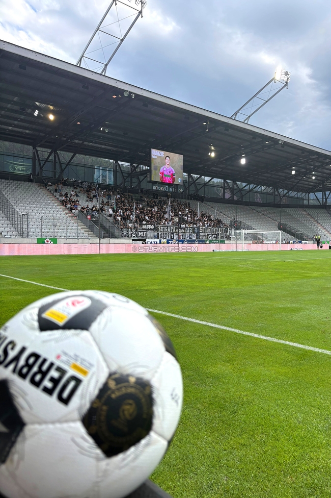 WSG Tirol - Sturm Graz
Oesterreichische Fussball Bundesliga, 1. Runde, WSG Tirol - SK Sturm Graz, Tivoli Stadion Innsbruck, 01.08.2026.

Foto zeigt den Matchball und Fans von Sturm
