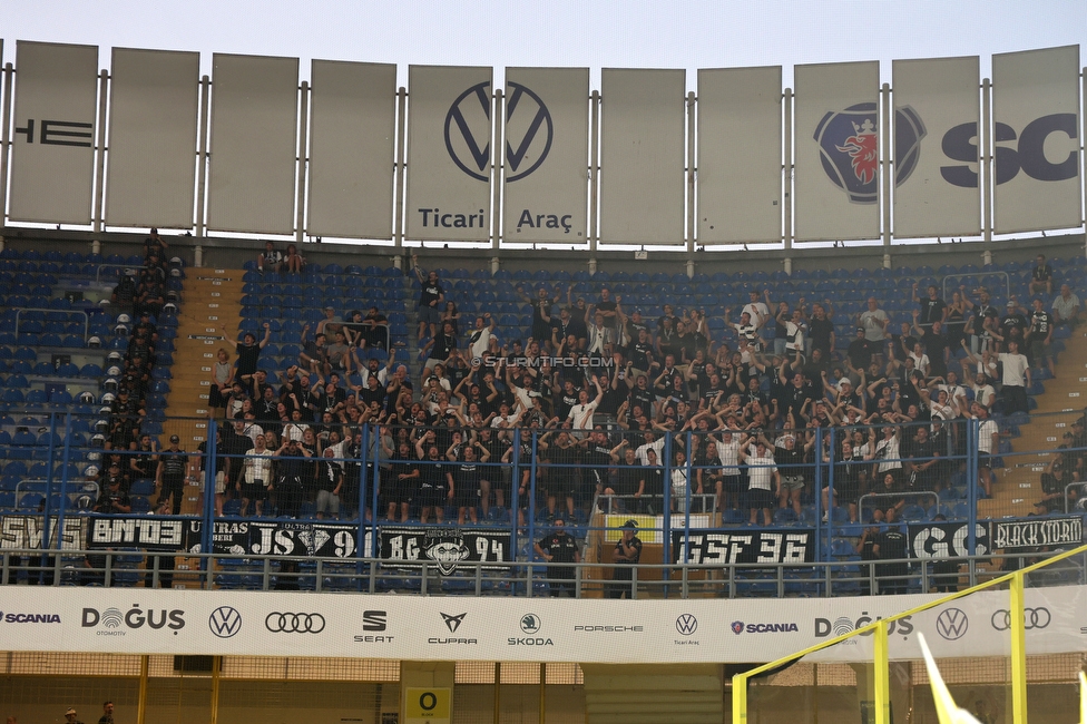 Fenerbahce - Sturm Graz
UEFA Champions League Qualifikation 3. Runde, Fenerbahce SK - SK Sturm Graz, Suekrue Saracoglu Stadion Istanbul, 05.08.2026. 

Foto zeigt Fans von Sturm
