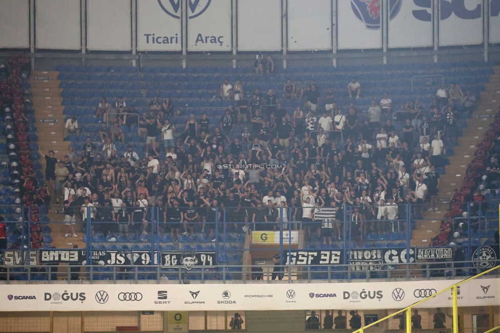 Fenerbahce - Sturm Graz
UEFA Champions League Qualifikation 3. Runde, Fenerbahce SK - SK Sturm Graz, Suekrue Saracoglu Stadion Istanbul, 05.08.2026. 

Foto zeigt Fans von Sturm
