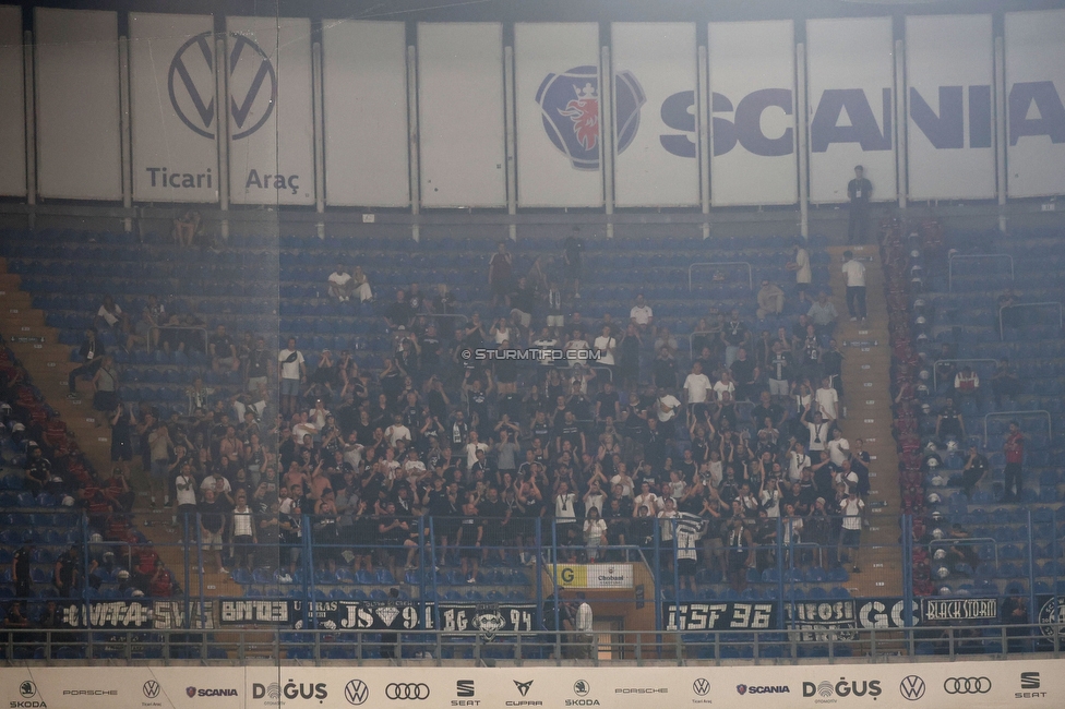 Fenerbahce - Sturm Graz
UEFA Champions League Qualifikation 3. Runde, Fenerbahce SK - SK Sturm Graz, Suekrue Saracoglu Stadion Istanbul, 05.08.2026. 

Foto zeigt Fans von Sturm
