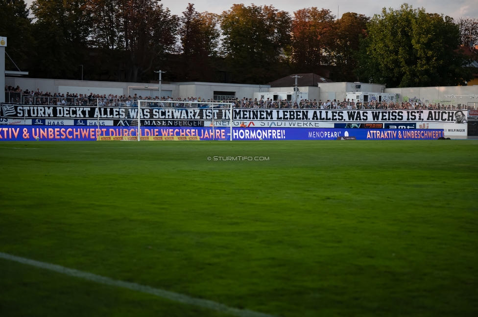 Hartberg - Sturm Graz
Oesterreichische Fussball Bundesliga, 2. Runde, TSV Hartberg - SK Sturm Graz, Arena Hartberg, 08.08.2026.

Foto zeigt Fans von Sturm mit einem Spruchband
