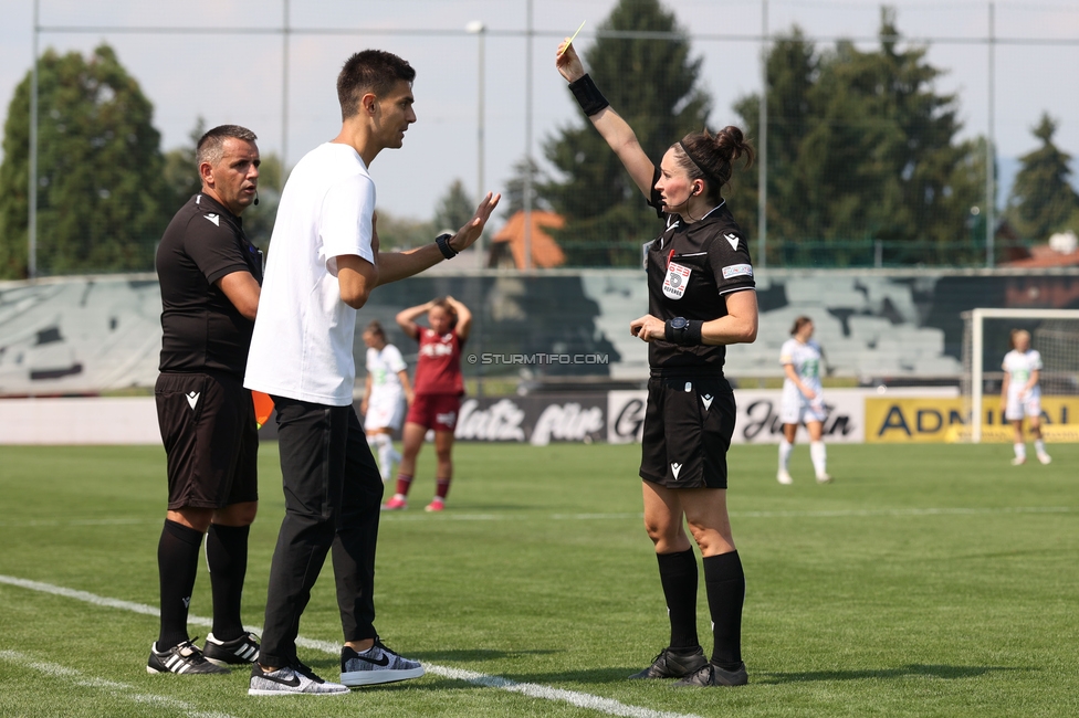 Sturm Frauen - Salzburg
OEFB Frauen Bundesliga, 3. Runde, SK Sturm Graz Frauen - FC Salzburg, Trainingszentrum Messendorf, 16.08.2026. Foto zeigt Tode Djakovic (Cheftrainer Sturm Frauen)
