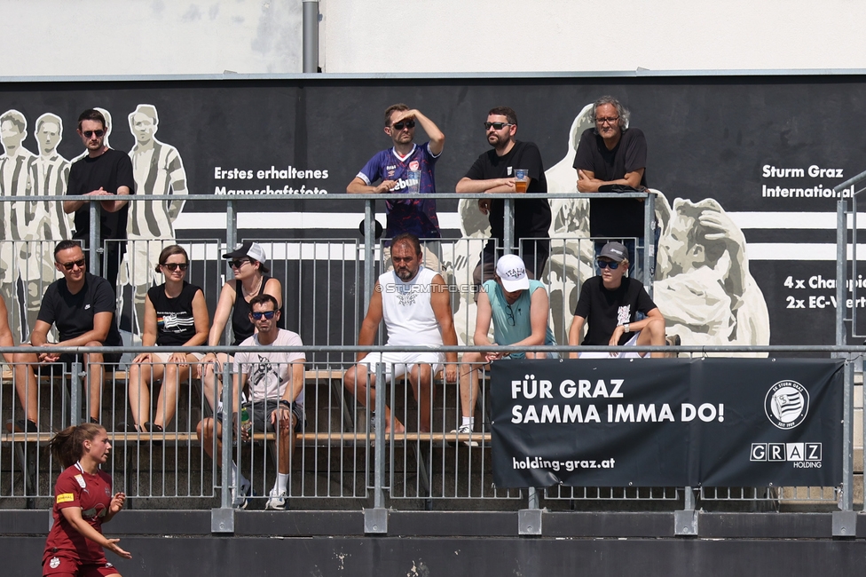 Sturm Frauen - Salzburg
OEFB Frauen Bundesliga, 3. Runde, SK Sturm Graz Frauen - FC Salzburg, Trainingszentrum Messendorf, 16.08.2026. Foto zeigt Fans von Sturm
