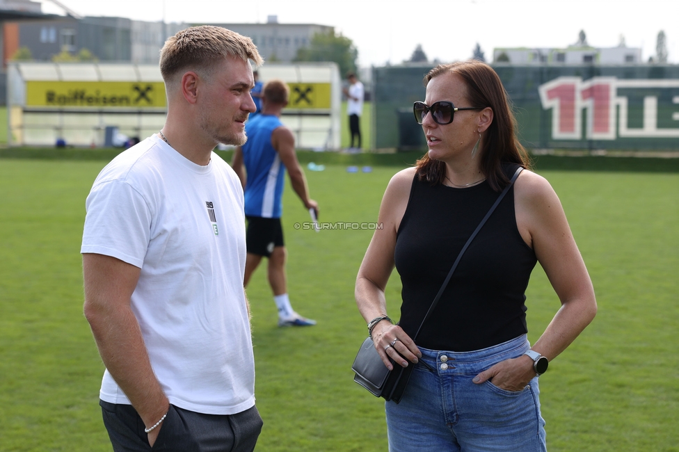 Sturm Frauen - Salzburg
OEFB Frauen Bundesliga, 3. Runde, SK Sturm Graz Frauen - FC Salzburg, Trainingszentrum Messendorf, 16.08.2026. Foto zeigt Michael Erlitz (Sportdirektor Sturm Frauen) und Susanne Gorny (Vorstand Sturm)
