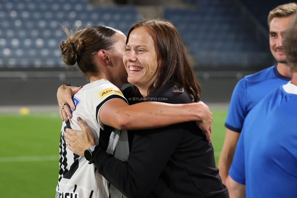 Sturm Frauen - Gintra
UEFA Womens Europa Cup Qualifikation, 1. Runde, SK Sturm Graz Frauen - FC Gintra, Stadion Graz-Liebenau, 26.08.2026.Foto zeigt Laura Krumboeck (Sturm Frauen) und Susanne Gorny (Vorstand Sturm)
