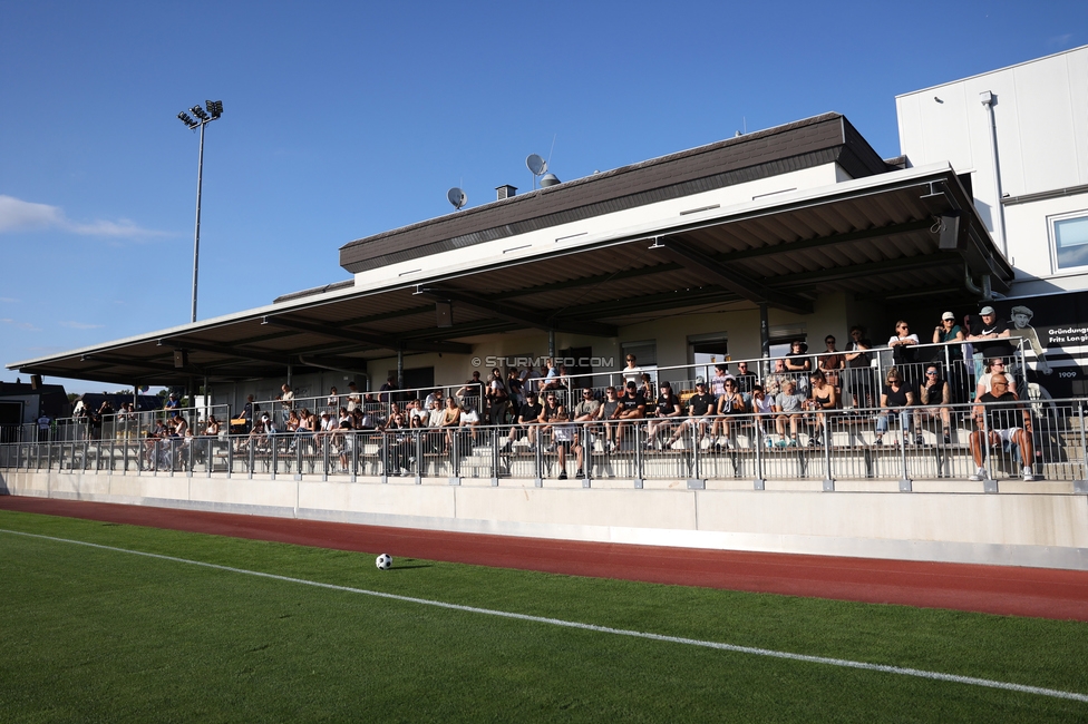 Sturm Frauen - Suedburgenland
OEFB Frauen Bundesliga, 5. Runde, SK Sturm Graz Frauen - SpG Suedburgenland TSV Hartberg, Trainingszentrum Messendorf, 29.08.2026. Foto zeigt Fans von Sturm
