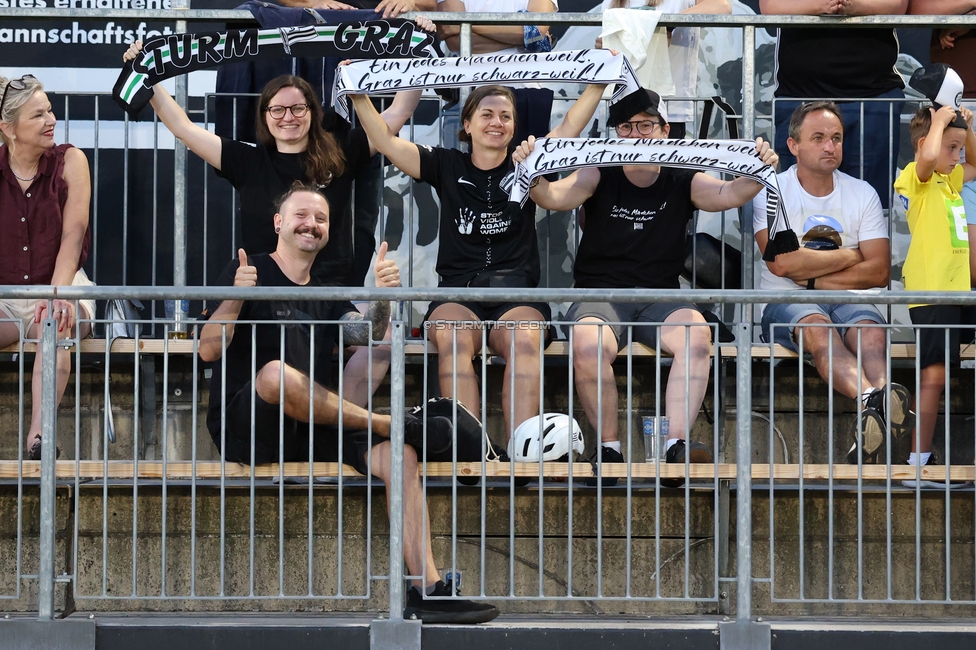 Sturm Frauen - Suedburgenland
OEFB Frauen Bundesliga, 5. Runde, SK Sturm Graz Frauen - SpG Suedburgenland TSV Hartberg, Trainingszentrum Messendorf, 29.08.2026. Foto zeigt Fans von Sturm
