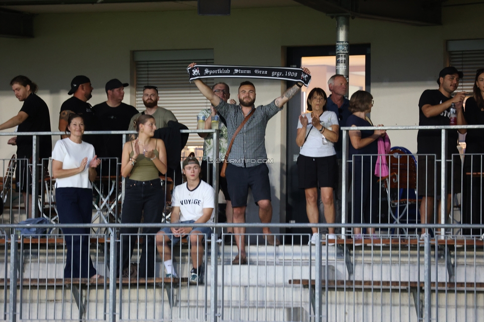 Sturm Frauen - Suedburgenland
OEFB Frauen Bundesliga, 5. Runde, SK Sturm Graz Frauen - SpG Suedburgenland TSV Hartberg, Trainingszentrum Messendorf, 29.08.2026. Foto zeigt Fans von Sturm
