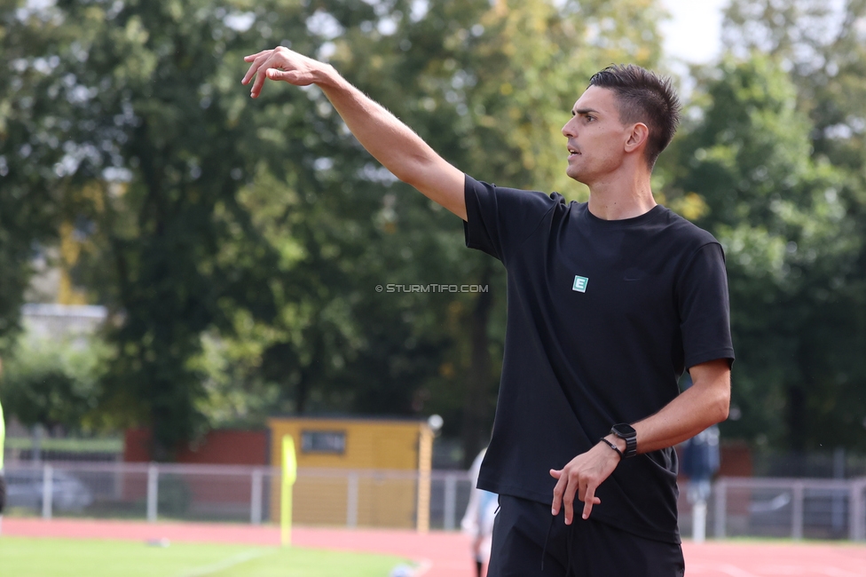 Gintra - Sturm Frauen
UEFA Womens Europa Cup, 1. Runde, FC Gintra - SK Sturm Graz Frauen, Siauliai City Municipal Stadium, 02.09.2026.Foto zeigt Tode Djakovic (Cheftrainer Sturm Frauen)
