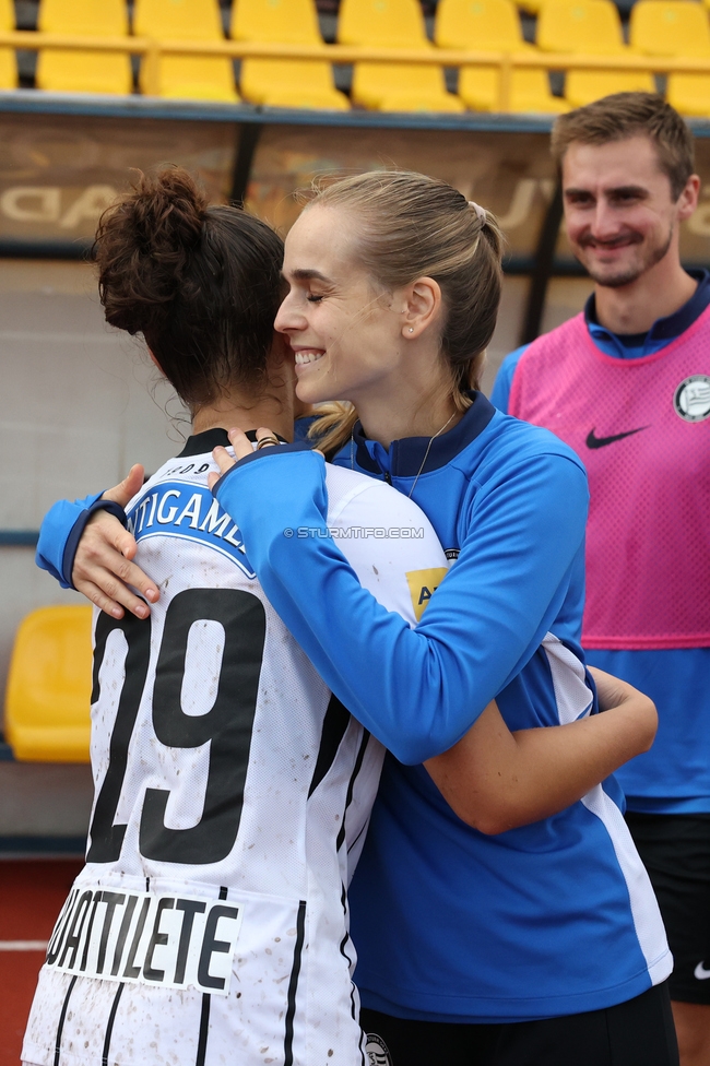 Gintra - Sturm Frauen
UEFA Womens Europa Cup, 1. Runde, FC Gintra - SK Sturm Graz Frauen, Siauliai City Municipal Stadium, 02.09.2026.Foto zeigt Julia Michelle Wattilete (Sturm Frauen) und Carmen Schauer (Physiotherapeutin Sturm Graz)
