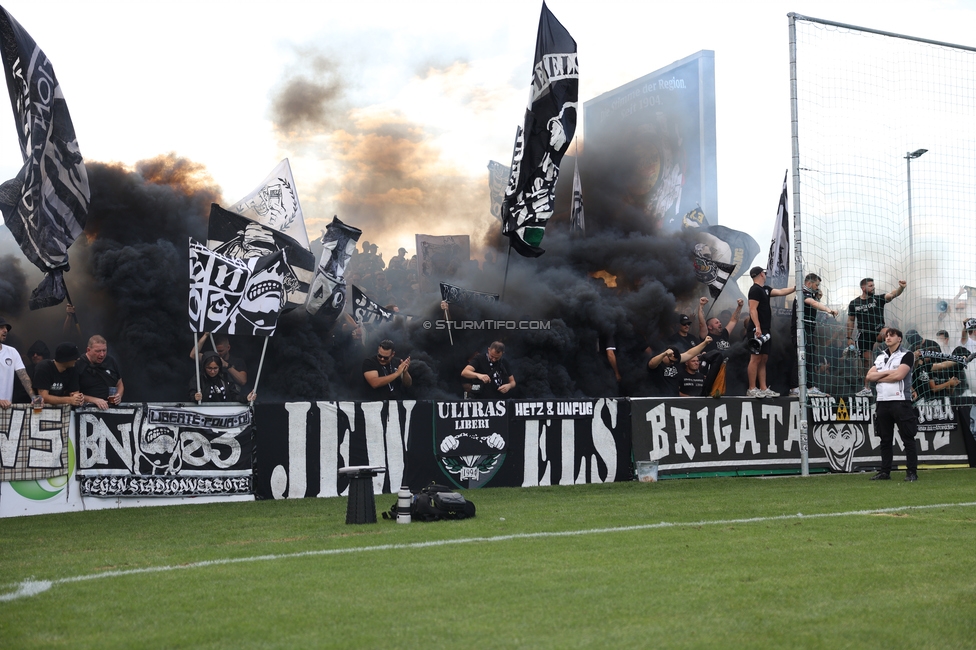 Voitsberg - Sturm Graz
OEFB Cup 2. Runde, TSV Voitsberg - SK Sturm Graz, Muenzer Bioindustrie Sportpark, Voitsberg, 05.09.2026. Foto zeigt Fans von Sturm mit Pyrotechnik
