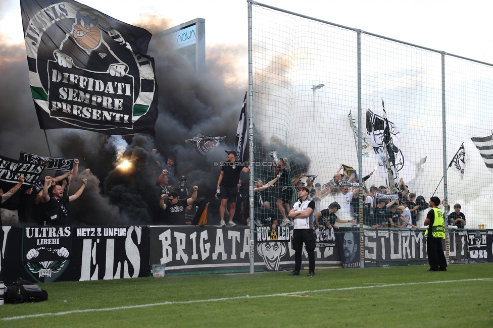 Voitsberg - Sturm Graz
OEFB Cup 2. Runde, TSV Voitsberg - SK Sturm Graz, Muenzer Bioindustrie Sportpark, Voitsberg, 05.09.2026. Foto zeigt Fans von Sturm mit Pyrotechnik
