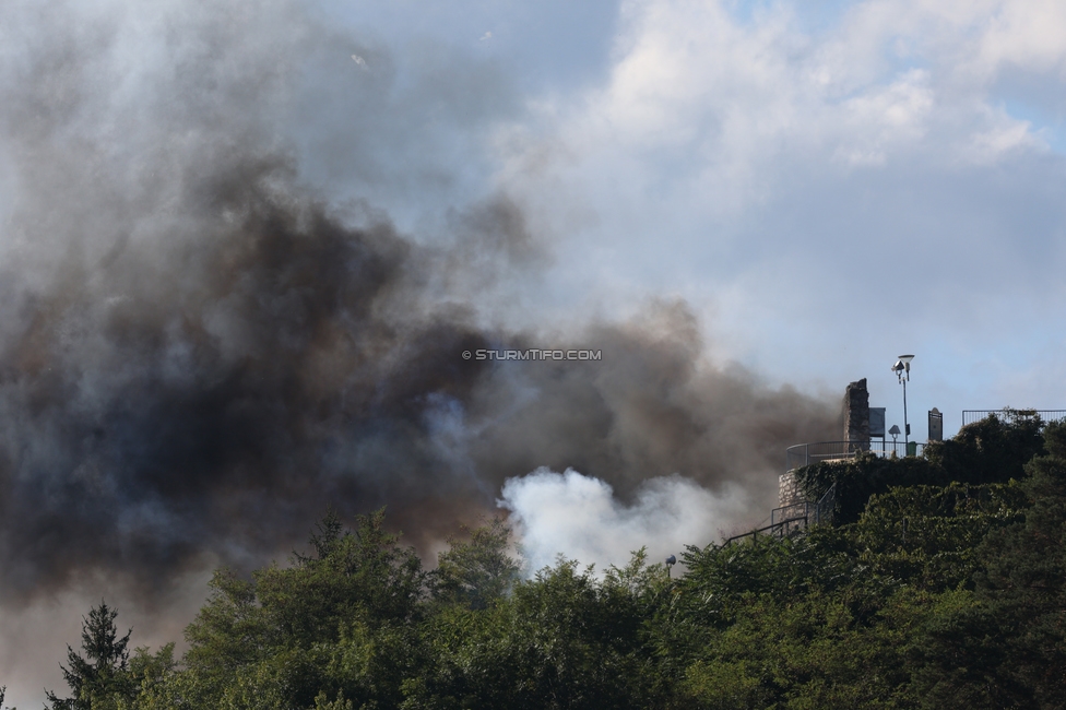 Voitsberg - Sturm Graz
OEFB Cup 2. Runde, TSV Voitsberg - SK Sturm Graz, Muenzer Bioindustrie Sportpark, Voitsberg, 05.09.2026. Foto zeigt Fans von Sturm mit Pyrotechnik
