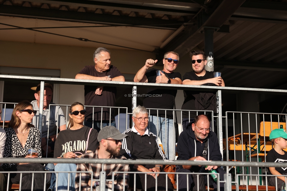 Sturm Frauen - Rapid
OEFB Frauen Bundesliga, 7. Runde, SK Sturm Graz Frauen - SK Rapid, Trainingszentrum Messendorf, 18.09.2026. Foto zeigt Fans von Sturm
