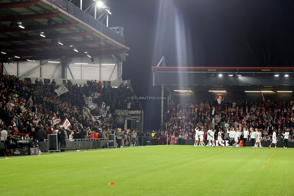 Bournemouth - Sturm Graz
UEFA Europa League Gruppenphase 2. Spieltag, AFC Bournemouth - SK Sturm Graz, Bournemouth Stadium, 15.10.2026. 

Foto zeigt Fans von Sturm mit einer Choreografie
