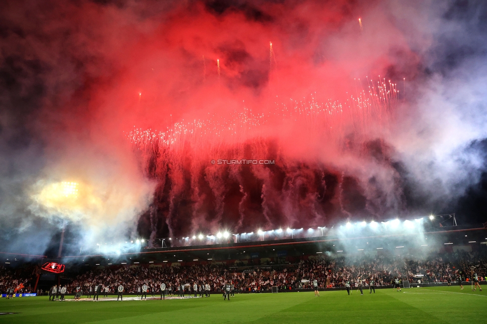 Bournemouth - Sturm Graz
UEFA Europa League Gruppenphase 2. Spieltag, AFC Bournemouth - SK Sturm Graz, Bournemouth Stadium, 15.10.2026. 

Foto zeigt ein Feuerwerk

