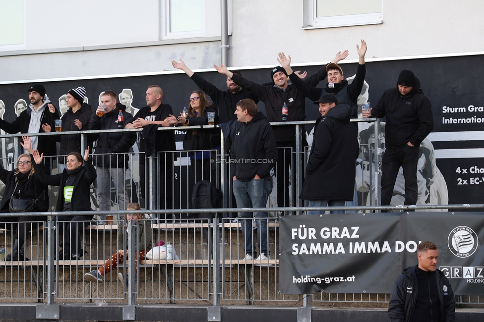 Sturm Frauen - LASK
OEFB Frauen Bundesliga, 11. Runde, SK Sturm Graz Frauen - LASK, Trainingszentrum Messendorf, 23.10.2026. Foto zeigt Fans von Sturm
