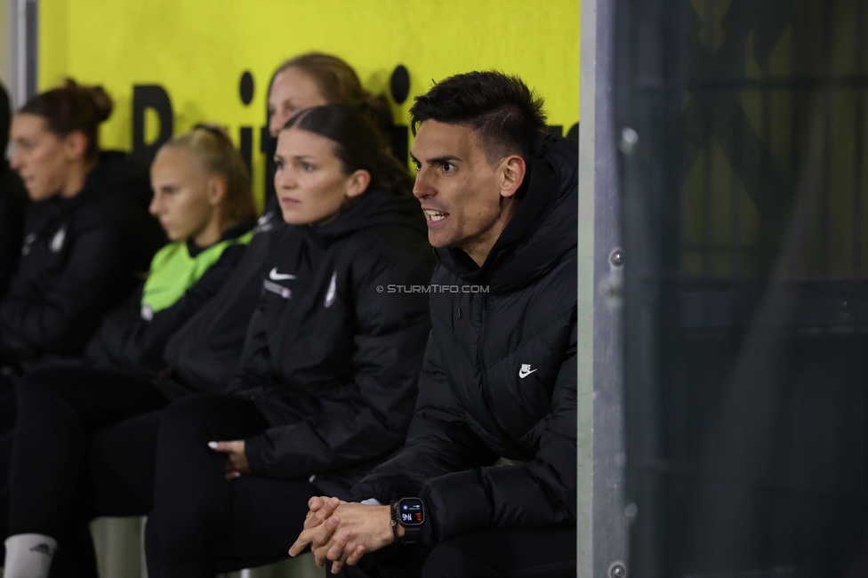 Sturm Frauen - LASK
OEFB Frauen Bundesliga, 11. Runde, SK Sturm Graz Frauen - LASK, Trainingszentrum Messendorf, 23.10.2026. Foto zeigt Tode Djakovic (Cheftrainer Sturm Frauen)
