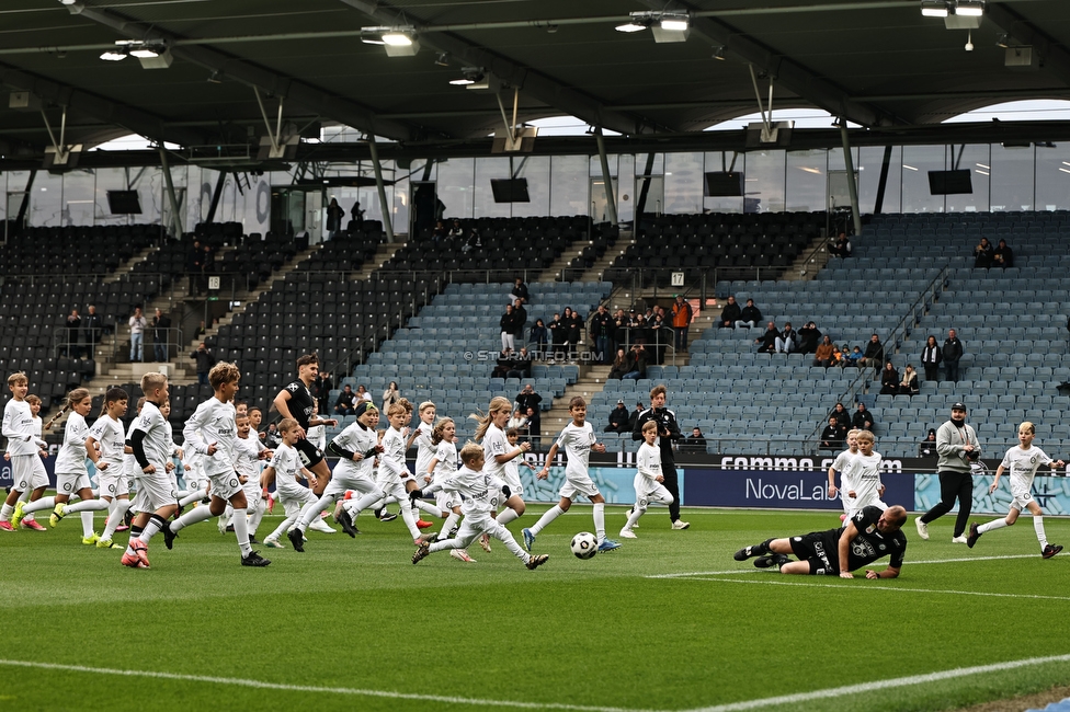 Sturm Graz - Ried
Oesterreichische Fussball Bundesliga, 10. Runde, SK Sturm Graz - SV Ried, Stadion Graz-Liebenau, 25.10.2026. 

Foto zeigt Mario Haas (ehem. Spieler Sturm) und Kinder
