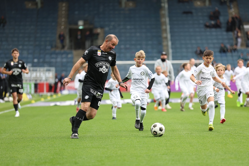 Sturm Graz - Ried
Oesterreichische Fussball Bundesliga, 10. Runde, SK Sturm Graz - SV Ried, Stadion Graz-Liebenau, 25.10.2026. 

Foto zeigt Mario Haas (ehem. Spieler Sturm) und Kinder
