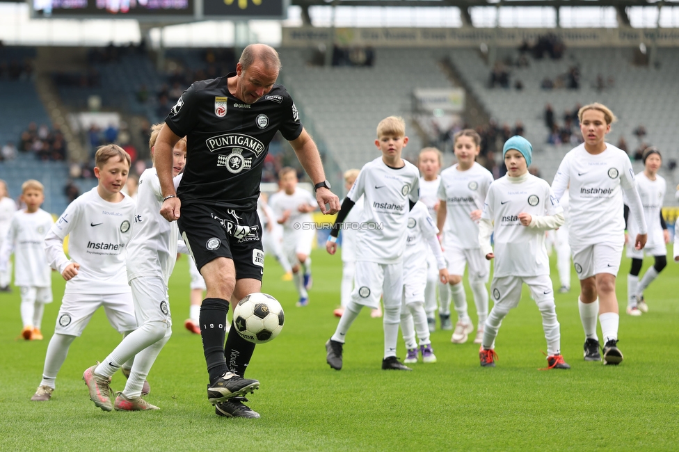 Sturm Graz - Ried
Oesterreichische Fussball Bundesliga, 10. Runde, SK Sturm Graz - SV Ried, Stadion Graz-Liebenau, 25.10.2026. 

Foto zeigt Mario Haas (ehem. Spieler Sturm) und Kinder
