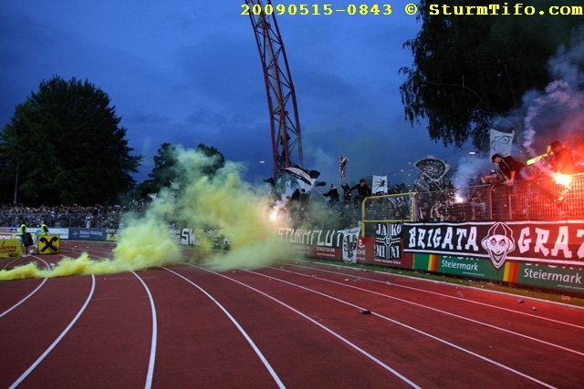 Schlüsselwörter: Kapfenberg Pyrotechnik Jubel Sturmflut Brigata Fahne