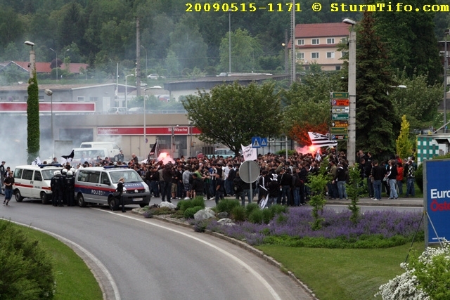 Schlüsselwörter: Kapfenberg Corteo Pyrotechnik Fahne Polizei