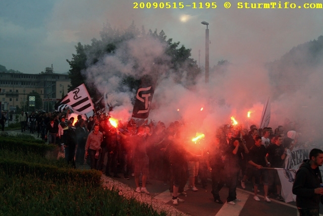 Schlüsselwörter: Kapfenberg Corteo Pyrotechnik Fahne Doppelhalter